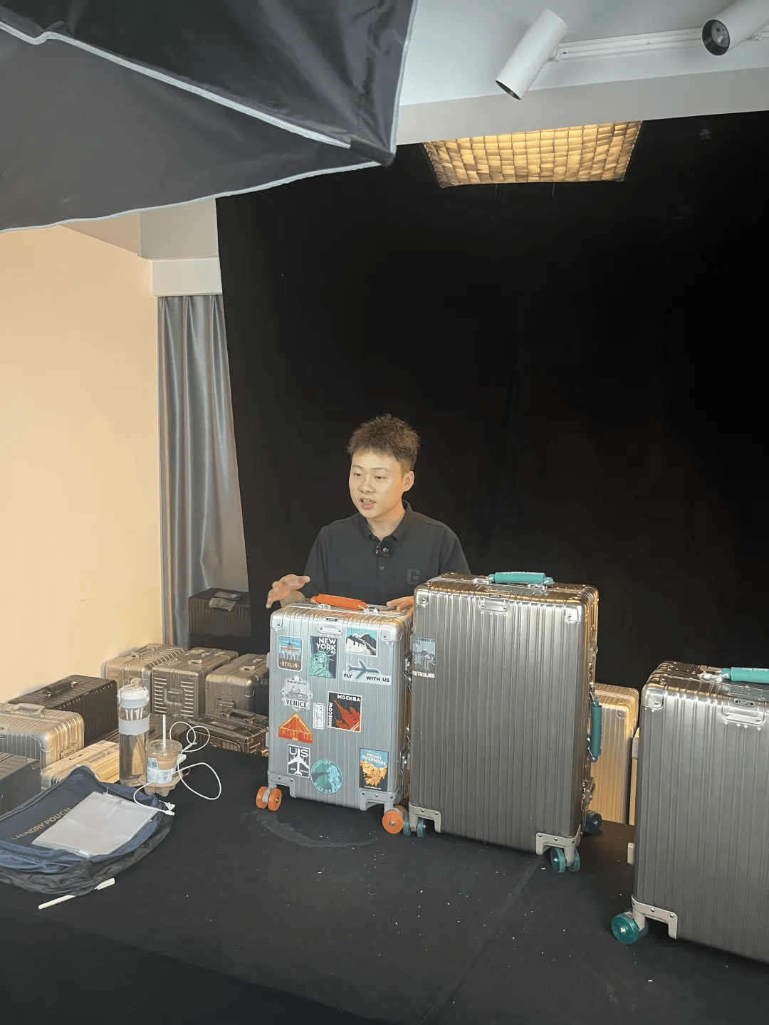 00后在拼多多创业卖箱包：千元平替产品一年卖出上千万